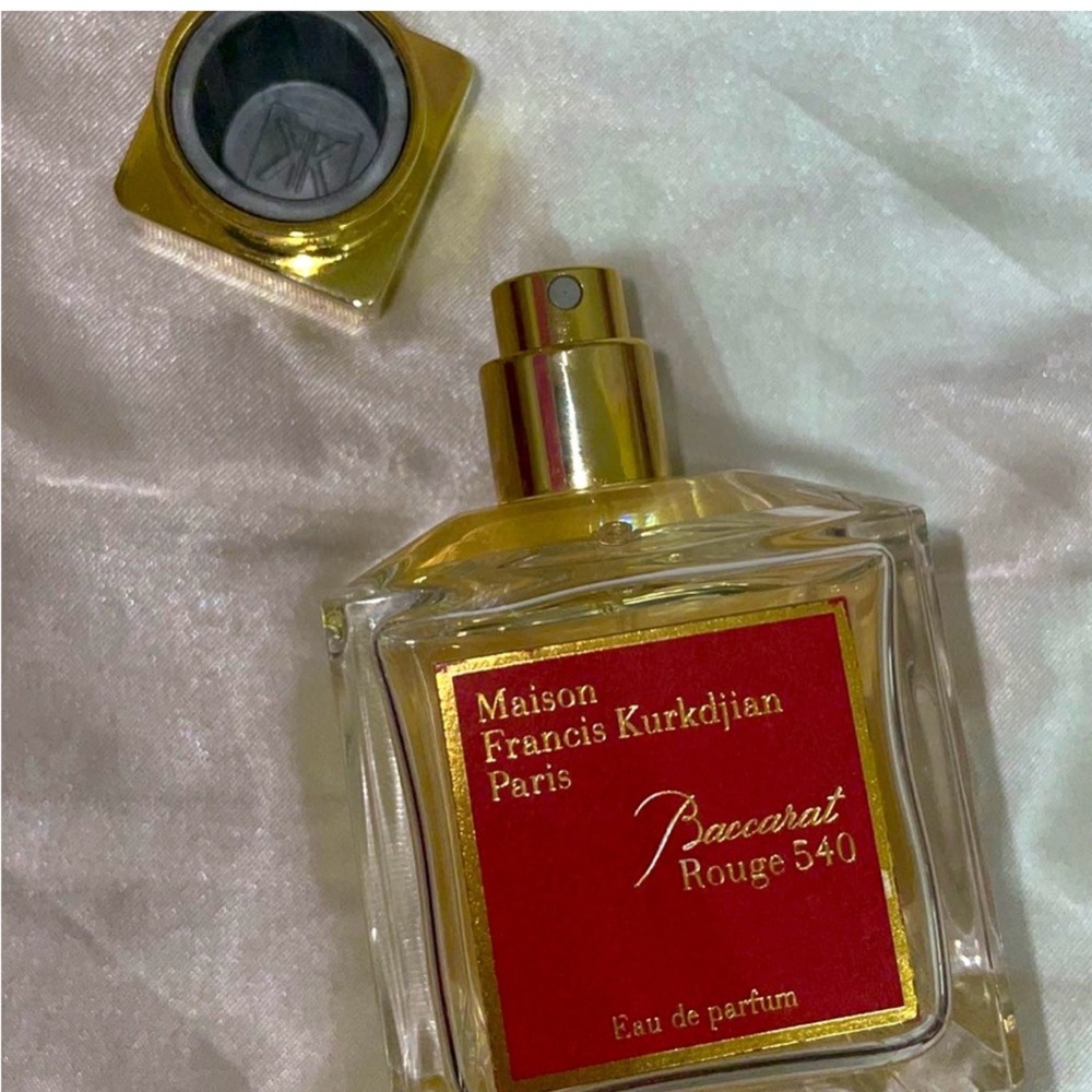 An oriental-floral fragrance that blends jasmine, amberwood and ambergris.